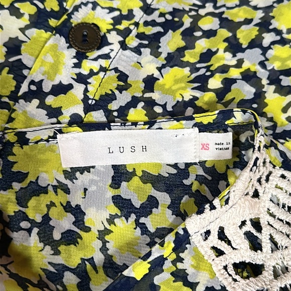 Lush Floral Button-Back Top - Picture 4 of 12